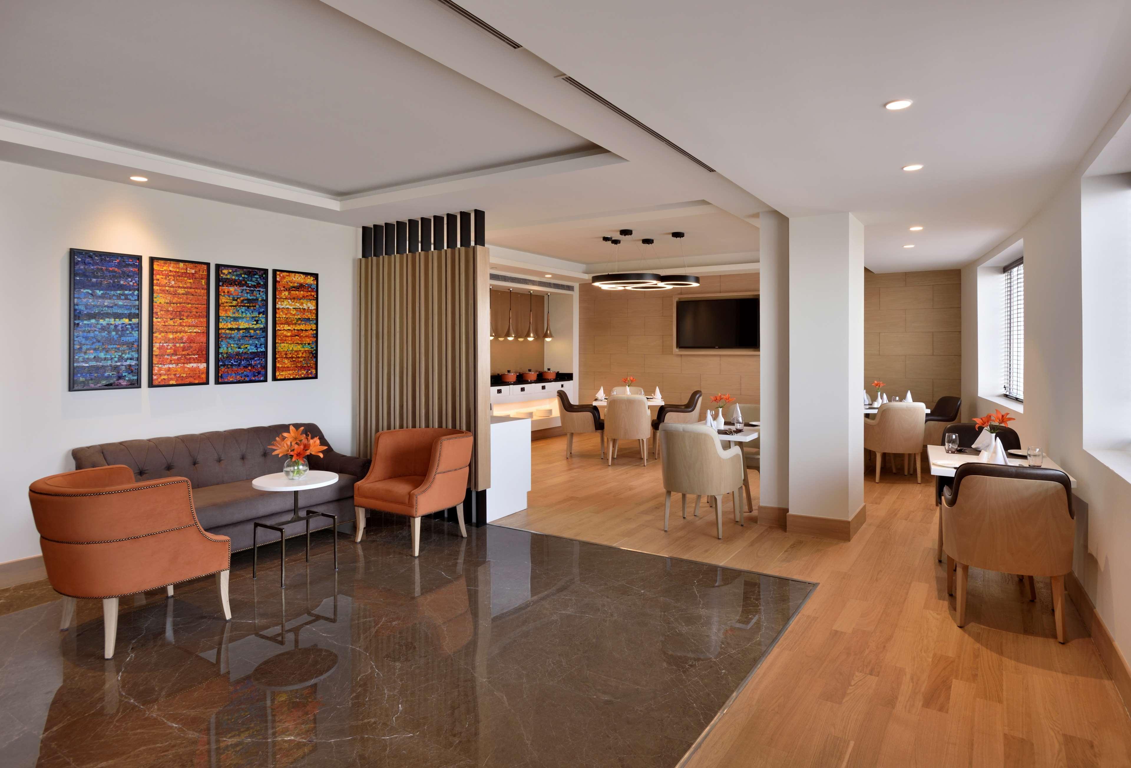 Radisson Gurugram Udyog Vihar Hotel Gurgaon Exterior photo The lounge at the airport