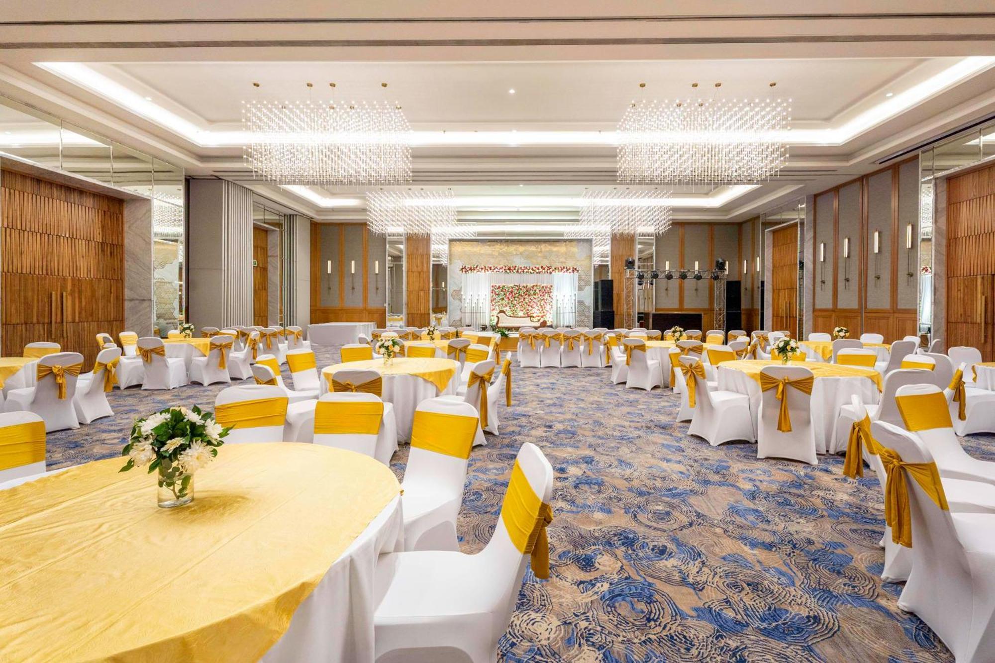 Radisson Gurugram Udyog Vihar Hotel Gurgaon Exterior photo